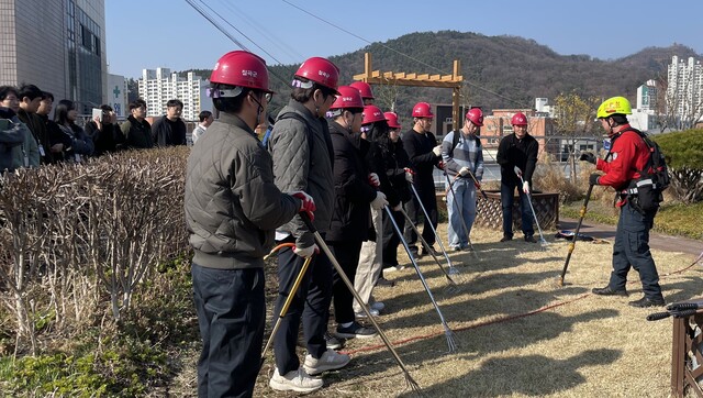 ‘칠곡군공무원 산불진화대’가 잔불 진화 방법 등에 관한 실습을 하고 있다. /칠곡군 제공