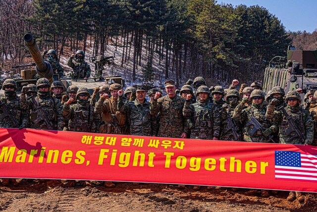 주일석 해병대사령관과 미 3해병원정기동군 사령관(Roger B. 터너 중장)이 훈련에 참가한 한미 해병대 장병들과 기념촬영을 하고 있다. /해병대 1사단 제공
