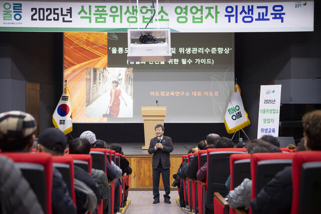 남한권 울릉군수가 울릉군 관광시책에 대해 설명하고 있다./울릉군
