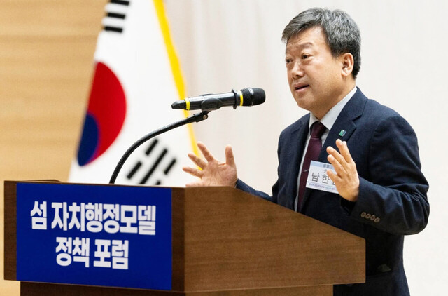 남한권 울릉군수가 섬 지자체행정을 위한 특별자치군 당위성을 설명하고 하고 있다. /울릉군