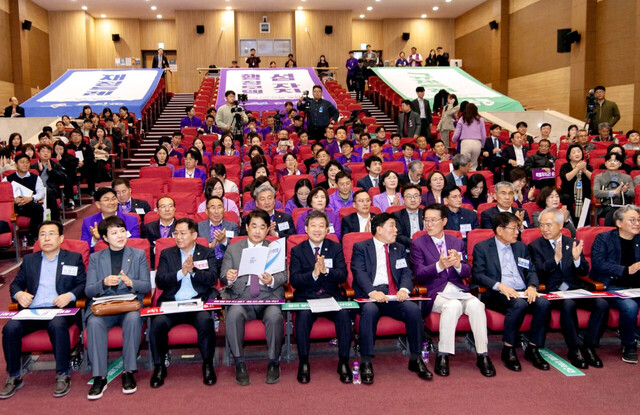 포럼을 주관한 울릉, 신안, 옹진군 3개섬 단체장과 지방행정자치연구소(주) 신정훈, 서삼석, 배준영, 이상휘 국회의 등이 앞줄에 앉아 이야기를 나누고 있다. /울릉군제공