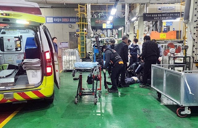 지난 15일 오전 경주시 안강읍의 한 자동차 부품공장에서 방범대장 김일용 씨가 쓰러진 직장 동료에게 심폐소생술을 시행하고 있다. /경주시 제공