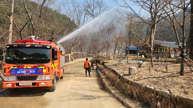  대전사내 만약을 대비해 특수대응단차량이 경내 살수를 하고 있다. /김종철기자