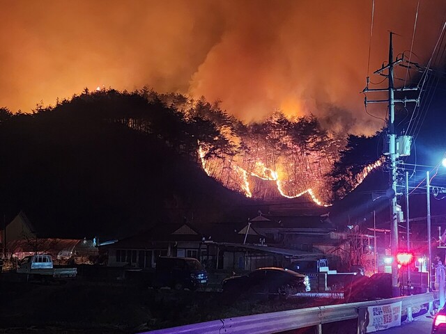 사진설명-지난 22일 의성에서 발생한 산불이 인근 5개 시군으로 확산하면서 역대 최악의 산불이라는 오명을 쓰게 됐다./피현진 기자