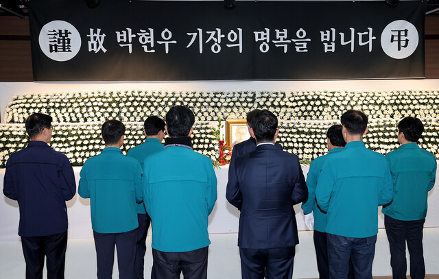이재명 더불어 민주당 대표 일행이 고인의 명복을 빌고 있다. /이용선기자 photokid@kbmaeil.com