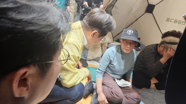 이재명 민주당 대표가 산불 피해 주민를 위로하고 있다. /김종철기자