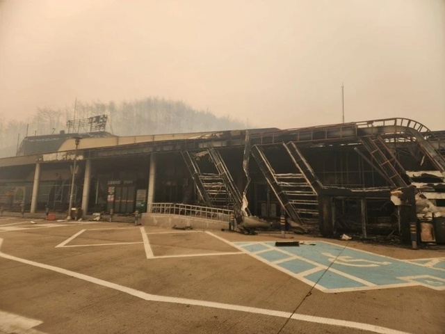 고속도로 영덕방면 청송휴게소가 산불로 전소됐다./독자제공