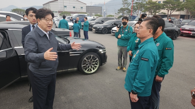 권성동 원내대표가 청송군의회 의원들과 산불피해 대책을 이야기 하고 있다. /김종철기자