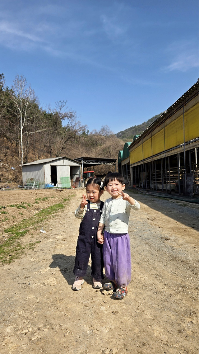 고향 가족 모꼬지 행사에서 처음으로 만난 6촌 남매가 손을 꼭잡고 다니고 있다.