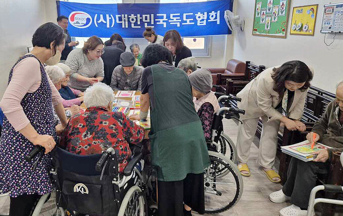 심리치료 전문가들이 동원돼 심리치료 중. /독도협회