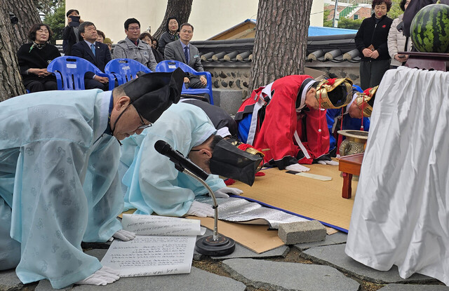축관 이상호 울릉향토사연구소장이 울릉도안녕과 풍어, 풍년을 기원하는 축문(제문)을 낭독하고 있다./울릉문화원