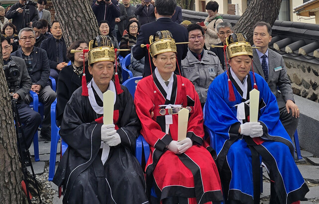 왼쪽으로부터 종헌관 정영환 울릉군수협이사,  초헌관 최동일 울릉문화원장, 아헌관 정승욱 NH농협은행 울릉군지부장./울릉문화원