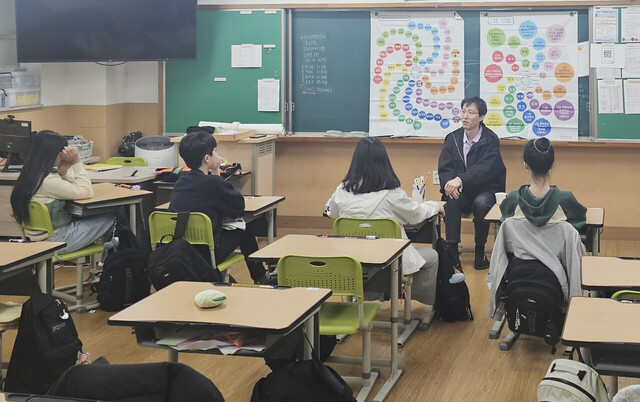 학생들이 진진하게 수지에니어그램에 대해 설명을 듣고 있다./울릉군
