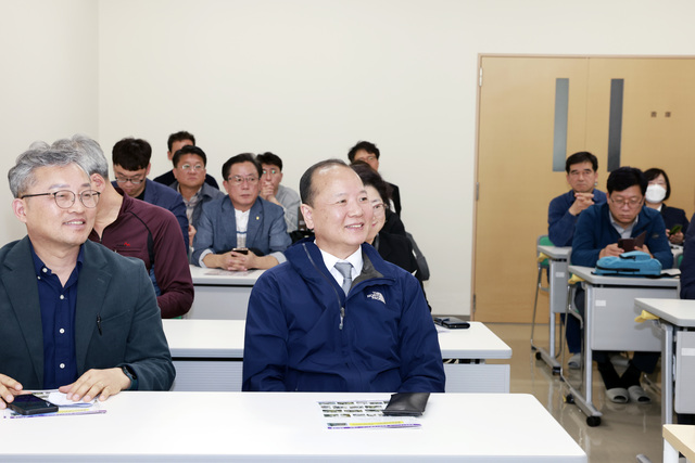 오영환 주니가타 총영사(오른쪽)가 칠곡군 농업 연수팀과 함께 강의를 참관하며 교육에 끝까지 함께했다.