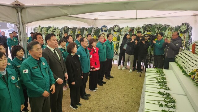 지난 29일 15시 50분국민의 힘 나경원의원 영양군 합동분향소를 조문해 -애도합니다.더 안전한 대한민국을 만들겠습니다-방명록에 남겼다.