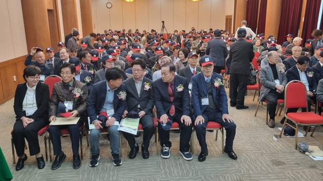 제1회 전국고씨한마음대회 개막식에 참석한 신현국(오른쪽 두번째) 문경시장과 이정걸 문경시의회 의장(오른쪽 세번째)