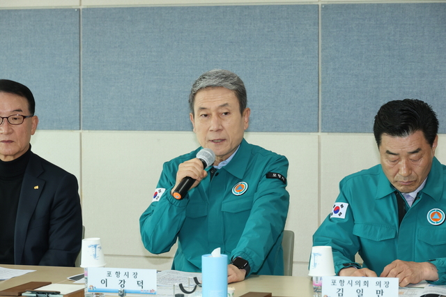이강덕 시장은 31일 시청 연오세오실에서 지역 내 유관 기관·단체장과 산불 피해 지역 복구 지원 동참을 위한 간담회를 열었다. /포항시청 제공