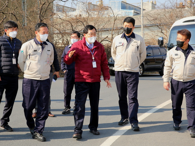 주낙영 시장이 지역 기업체 현장을 방문하고 있다. /경주시 제공
