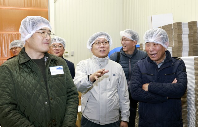 야이로물산을 방문한 칠곡군 농업 드림팀이 쌀 가공 공정을 둘러보며 현지 관계자와 의견을 나누고 있다.  /칠곡군 제공