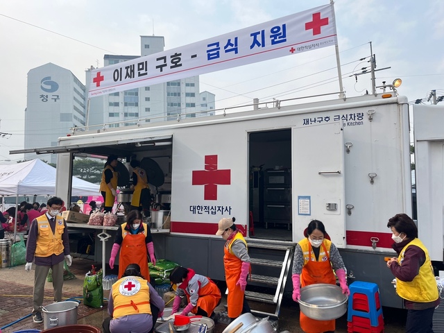 경북 각지에서 달려온 적십자 봉사원들이 분주히 이재민과 산불진화요원 등을 위한 구호 급식을 준비하고 있는 모습./경북적십자사 제공