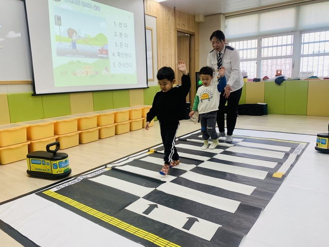왜관초등학교 병설유치원 원아들이 안전하게 길 건너기 체험을 하고 있다. /칠곡교육지원청 제공