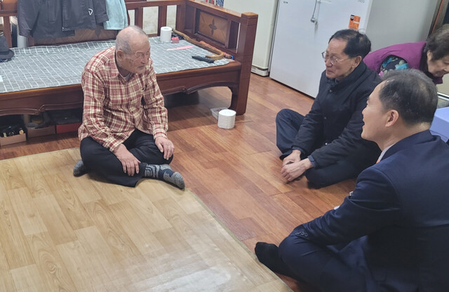 당시 활약상을 덕담으로 전달하는 정원도 대원. /울릉교육지원청
