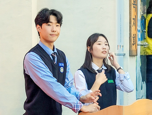 지난해 11월 칠곡군 왜관읍에서 열린‘쩜오골목축제’에서 공동 사회를 맡은 김동준(왼쪽) 군과 이선영(오른쪽) 양. 두 학생은 지역 축제 진행뿐만 아니라 다양한 재능기부 활동을 통해 지역사회에 기여한 공로로 군정 유공 표창을 받았다. /칠곡군 제공