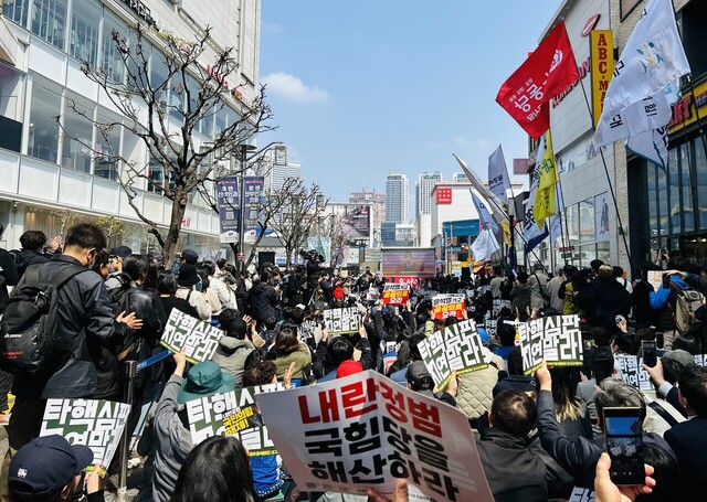 4일 오전 대구 동성로 CGV한일 앞 광장에서 열린 탄핵 촉구 집회에서 참가자들이 헌법재판소가 윤석열 대통령을 파면하자 환호하고 있다. /황인무기자　