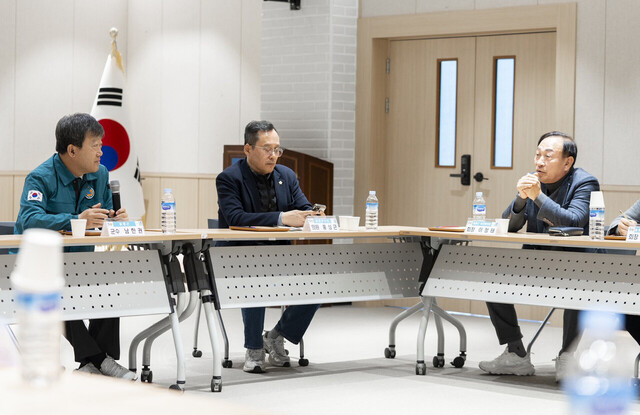 남한권 울릉군수와 홍성근 의원 이정태 공항활주로 확장 추진위 수석위원장이 대화를 하고 있다. /울릉군