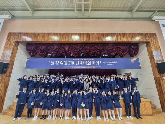 강의를 마친후 한국국제조리고 학생들과 함께 기념 촬영하고 있다.   /이호철 시민기자