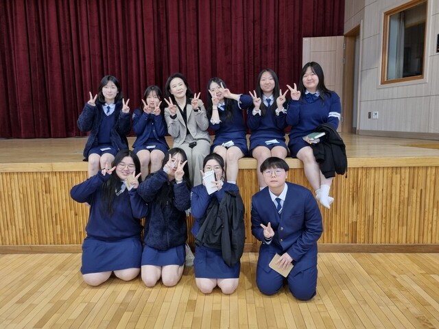 강의 후 학생들과 함께 한 정주희 회장.    /이호철 시민기자