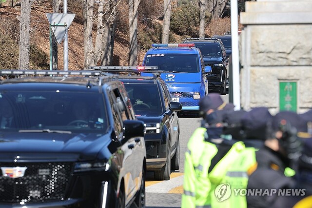윤석열 전 대통령에 대한 헌법재판소 탄핵심판 5차 변론이 열린 2월 4일 오후 경기 의왕시 서울구치소에서 윤 대통령이 탑승한 호송차량이 헌재를 향해 이동하고 있다. /연합뉴스