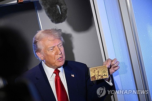 대통령전용기에서 기자단에게 약 73억원짜리‘트럼프골드카드’견본을 보이고 있는 도널드 트럼프 미국 대통령.                    /연합뉴스 제공