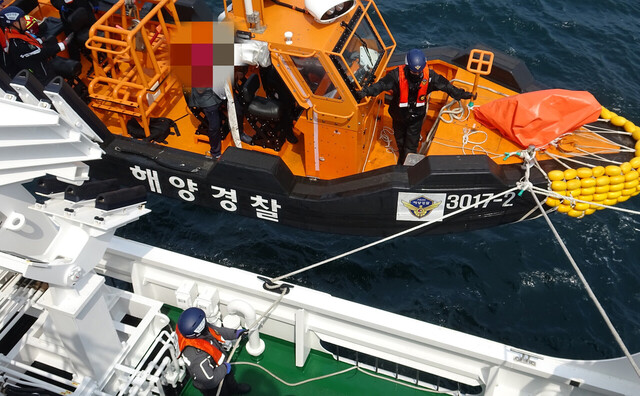 단정에 환자를 싣고 경비함에 이송하는 모습. /동해해경