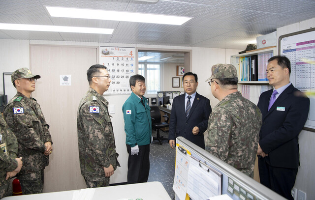 남한권 울릉군수와 이상식의장, 손승모 해군 제118조기경보전대장 등이 사무실을 둘러보고 있다. /울릉군