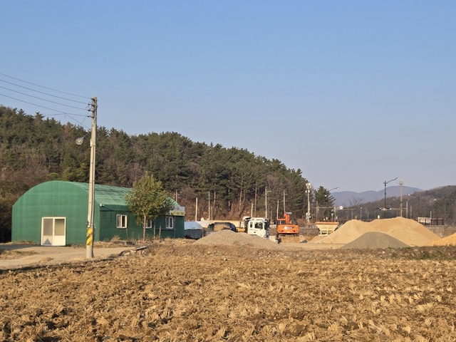 헌덕완릉앞 불법건축물. /독자제공
