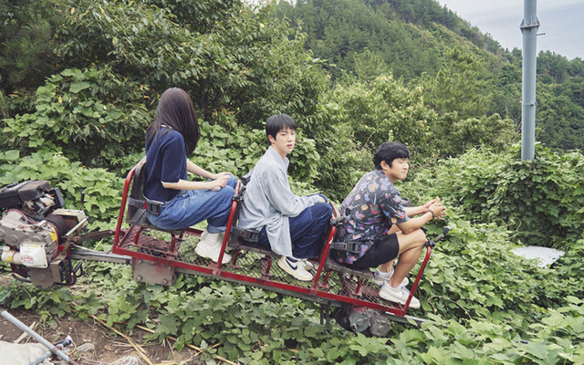 농사용 모노레일을 타고 즐기기. /넷플릭스
