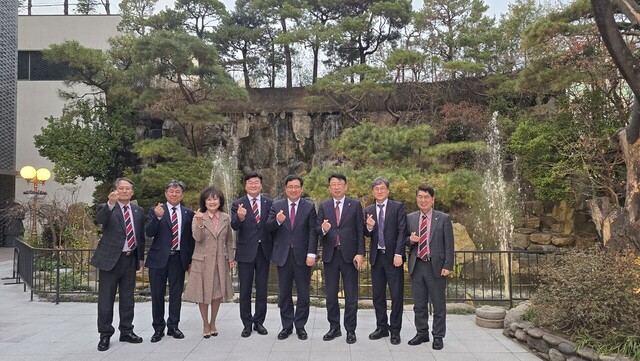 소망교회 당 회는 1억 원의 헌금을 약정하며 기념촬영. 서영세.김해수 울릉동광교회 장로, 박경희소망교회장로, 임규찬 울릉동광교회 담임목사, 김경진 소망교회담임목사, 김영걸 총회장 목사, 김학범 총회도농사회처 목사, 임채영울릉동광교회 장로./울릉동광교회