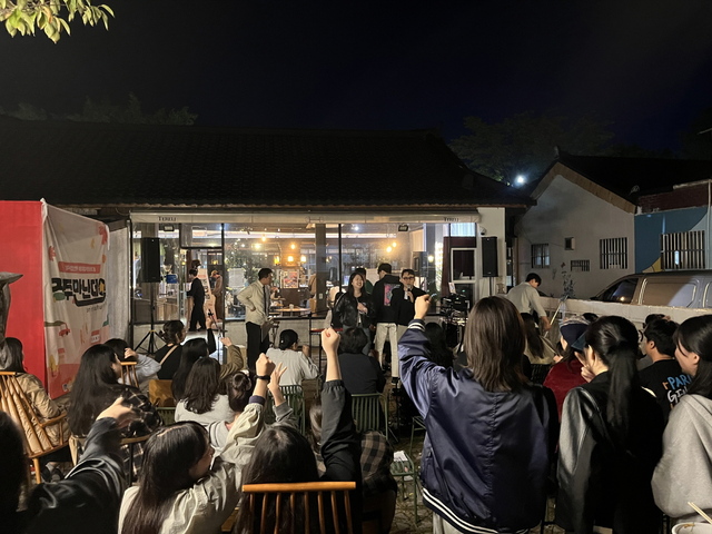 경주 황리단길 한 카페에서 지난해 10월 지역 청년들이 참여하는 네트워킹 프로그램 ‘경주만난데이’ 모습. /경주시 제공