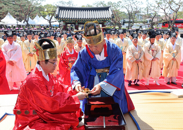 8일 경주 이씨 춘향대제에 참석,  초헌관을 맡아 잔을 올리고 있는 이철우 경북지사.  그는 대선 출마를 하루 앞둔 이날 시조를 찾아 대선 출정을 고했다.  18년 전 이명박 전 대통령(경주 이씨)도 이곳을방문, 대선 출마 소식을 신고 한 바 있다. 