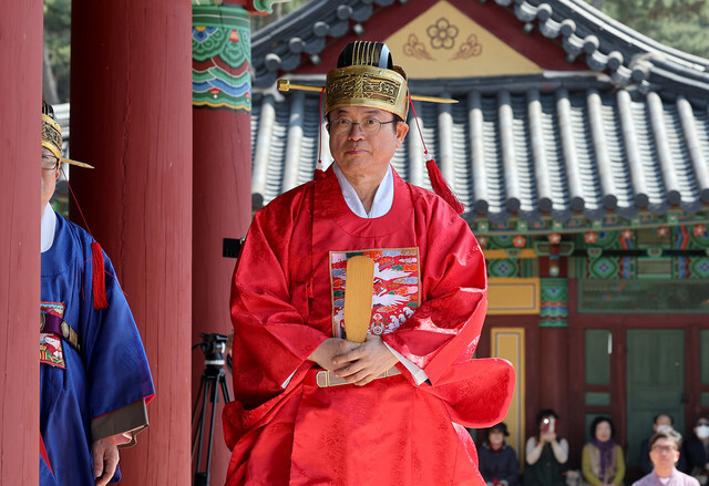   8일 경주 이씨 춘향대제에 참석한 이철우 경북도지사.  그는 9일 대선출마선언 하루를 앞둔 이날 시조롤 모시고 있는 표암전을 찾아 출정신고를 했다