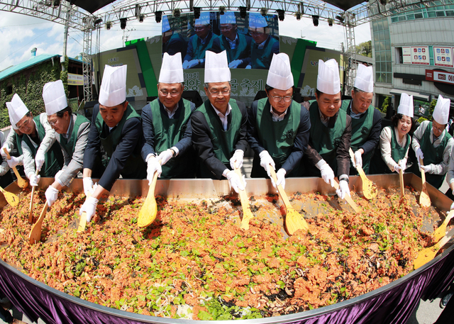 지난해 '제19회 영양산나물축제' 현장에서 일월산 높이 만큼인 1,219인분의 산나물 비빔밥 만들기 퍼포먼스를 하고 있다. /영양군 제공