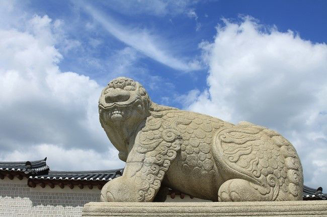 경복궁의 화재를 예방하기 위해 세웠다는 광화문 해태상.