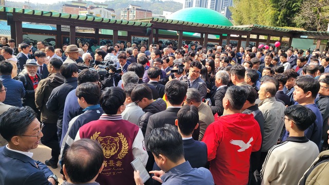 이철우 경북도지사 지지자들이 이 지사를 둘러싸고 환호하고 있다. /류승완 기자
