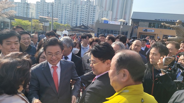 이철우 경북도지사가 지지자들과 악수를 나누고 있다. /류승완기자
