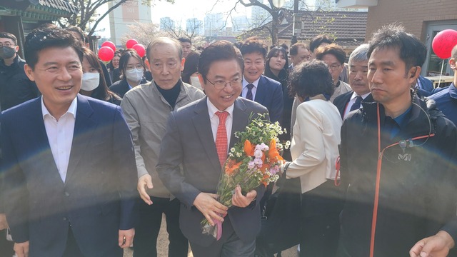 이철우 경북도지사가 지지자에게 축하 꽃다발을 받고 있다. /류승완기자