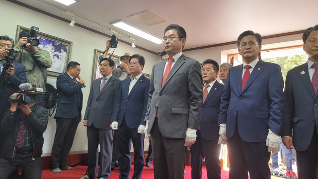 이철우경북도지사가 박정희대통령 추모관에 입장하고 있다. /류승완기자