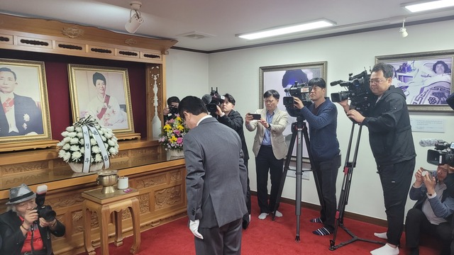 5 이철우 경북도지사가 박정희 대통령생가 추모관에서 묵념을 하고 있다. /류승완기자
