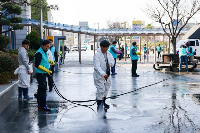 ‘더 나은 칠곡’ 회원들이 고압장비를 동원해 왜관역 광장 바닥을 깨끗하게 정비하고 있다. 칠곡군 8개 읍면 곳곳을 돌며 묵묵히 환경정비를 이어온 이들은, 마을을 스스로 가꾸는 시민 주도 활동의 좋은 사례로 주목받고 있다. /칠곡군 제공