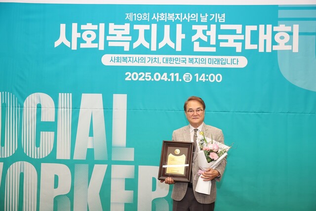 김하수 청도군수가 2025 지방자치 복지대상을 수상 후 포즈를 취하고 있다.  /청도군 제공